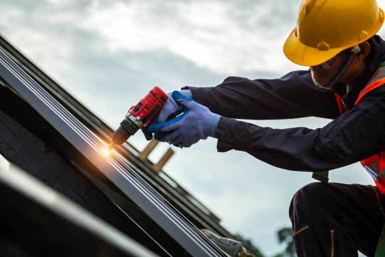 Comparing Latex and Nitrile for Metal Roofing Gloves